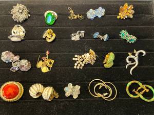 lot 55 image: 20 pairs of fashion clip-on earrings