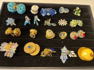 lot 56 image: 20 pairs of fashion clip-on earrings