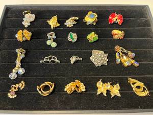 lot 58 image: 20 pairs of newer & vintage earrings