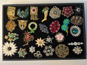 lot 61 image: 28 beautiful sparklers vintage & newer fashion jewelry brooches