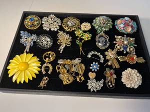 lot 62 image: 26 beautiful sparklers vintage & newer fashion jewelry brooches