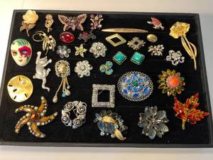 lot 63 image: 34 beautiful sparklers vintage & newer fashion jewelry brooches