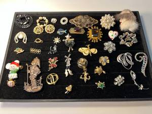 lot 64 image: 37 beautiful sparklers vintage & newer fashion jewelry brooches