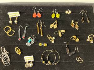 lot 74 image: 22 pairs of pierced earrings