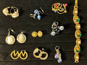 lot 76 image: 9 pairs of pierced earrings  flashy bracelet