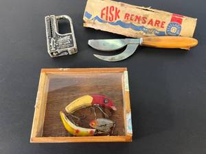lot 103 image: 3 antique lures in glass-covered cigar box, vintage Langley scale & vintage Swedish Stalvarua fish scaler