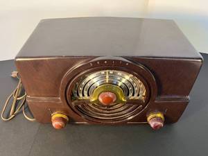 lot 110 image: beautiful antique Zenith radio - works great