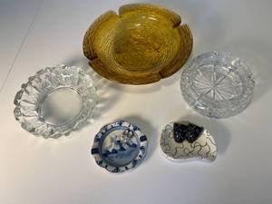 lot 121 image: collection of 5 vintage ashtrays