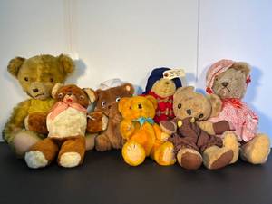 lot 137 image: Da Bears 7 mainly vintage bears, incldg. Paddington & unmarked Steiff