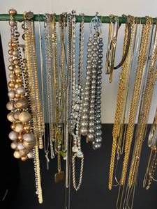 lot 44 image: major collection of vintage & newer costume jewelry necklaces - 56 necklaces & 4 bracelets
