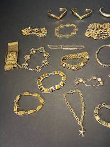 lot 228 image: 26 gold-colored bracelets, mainly newer