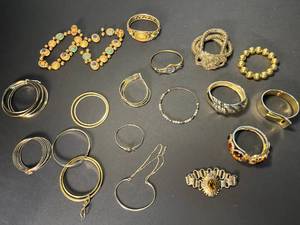 lot 229 image: 21 gold-colored bracelets, mainly newer