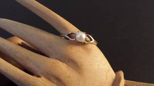 lot 84 image: 10K white gold ring with pearl