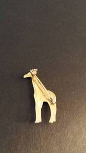 lot 247 image: 18K gold giraffe pin