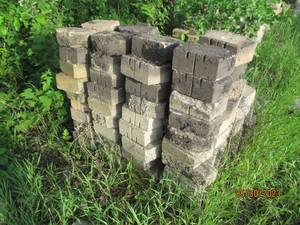 lot 17 image: Pallet of landscape block...