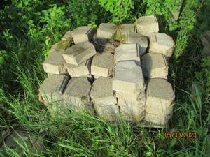 lot 18 image: Pallet of landscape block...