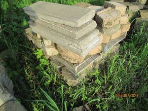 lot 19 image: Pallet of landscape block...