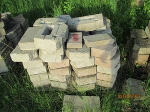 lot 21 image: Pallet of landscape block...