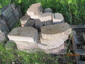lot 22 image: Pallet of landscape block...