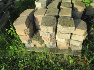 lot 26 image: Pallet of landscape block...