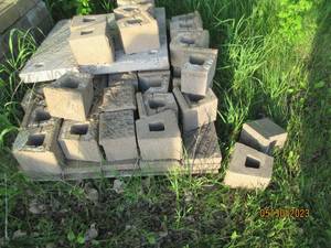 lot 31 image: Pallet of landscape block...