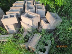 lot 42 image: Pallet of landscape block...