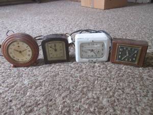 (K) 4 Vintage Electric Clocks Inclu...