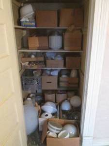 (UR1) Huge Assortment of Vintage Gl...