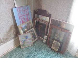 (UR2) Assorted Vintage Wall Decor...