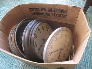 (UR2) Box Full of Assorted 12 Cloc...