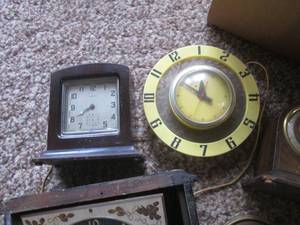 (DL) Assortment of Vintage Clocks...