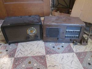 (UR1) 2 Vintage Radios...