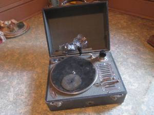 (UR3) Vintage Portable Record Playe...