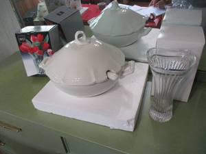 lot 214 image: Soup Toureen and Vases, Mikasa...