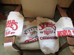 lot 250 image: Vintage Twins World Series Clothes...