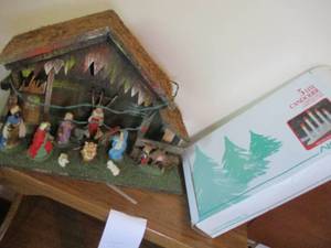 lot 302 image: Holiday Dcor...