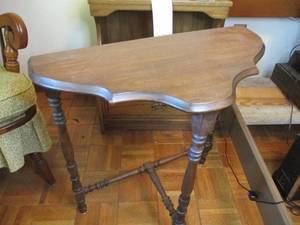 lot 306 image: End Table...