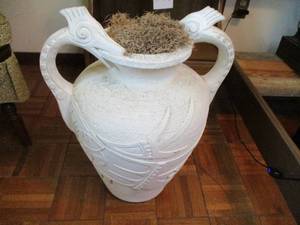 lot 311 image: Resin Dragon Pot...