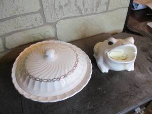 lot 321 image: Ceramic Frog and Salem Swirl Cassar...