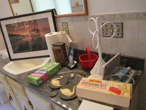 lot 334 image: Everything Pictured in Bathroom- see...