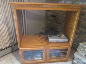 lot 31 image: Wood Entertainment Center with Cont...