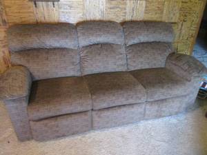 lot 37 image: Nice La-Z-Boy Reclining Sofa - Both...