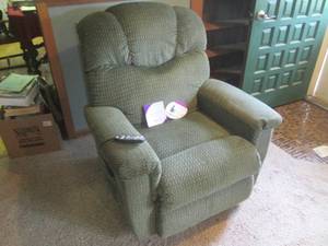 lot 52 image: La-Z-Boy Lift Chair - Luxury-Lift P...