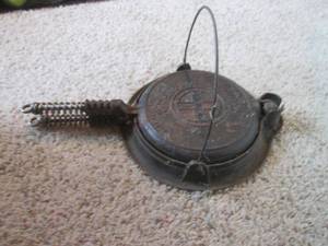 lot 57 image: Vintage Cast Iron Griswold Rotating Waffle Pan