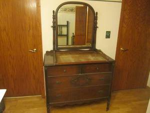 lot 58 image: Vintage Wood Dresser with Mirror