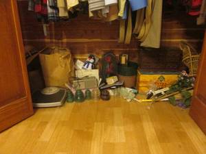 lot 65 image: Everything On The Floor In Closet.
