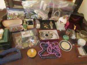 lot 68 image: Lot of Assorted Costume Jewelry