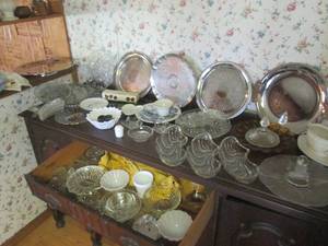 lot 72 image: Assortment of Serving Plates Plus