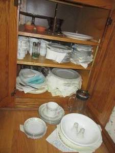 lot 82 image: Contents of Cabinet - Large Fine Ch...