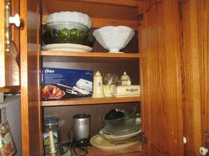 lot 86 image: Contents of Cabinet - Electric Carv...